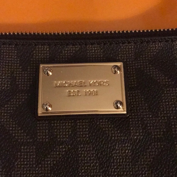 Michael Kors Wristlet/Clutch Like New - Picture 3 of 4